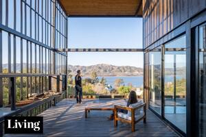 Encontraron la vida que querían en una casa con techo móvil sobre el lago San Roque