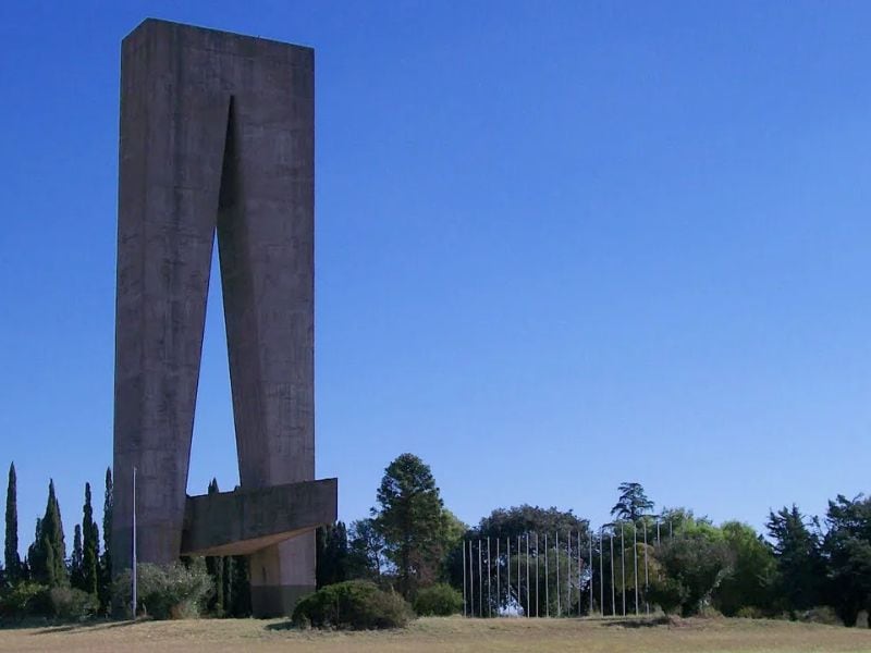 El pueblo oculto en La Pampa que esconde el monumento más grande de John F. Kennedy fuera de Estados Unidos