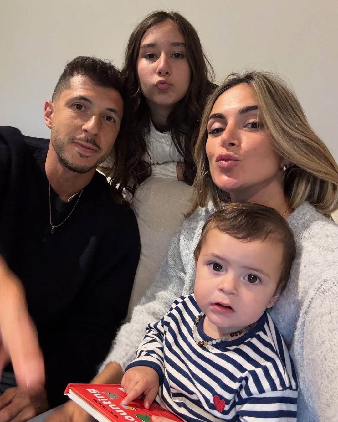 Guido Rodríguez junto a su mujer Guadalupe Ramón y sus hijas Francesca y Renata