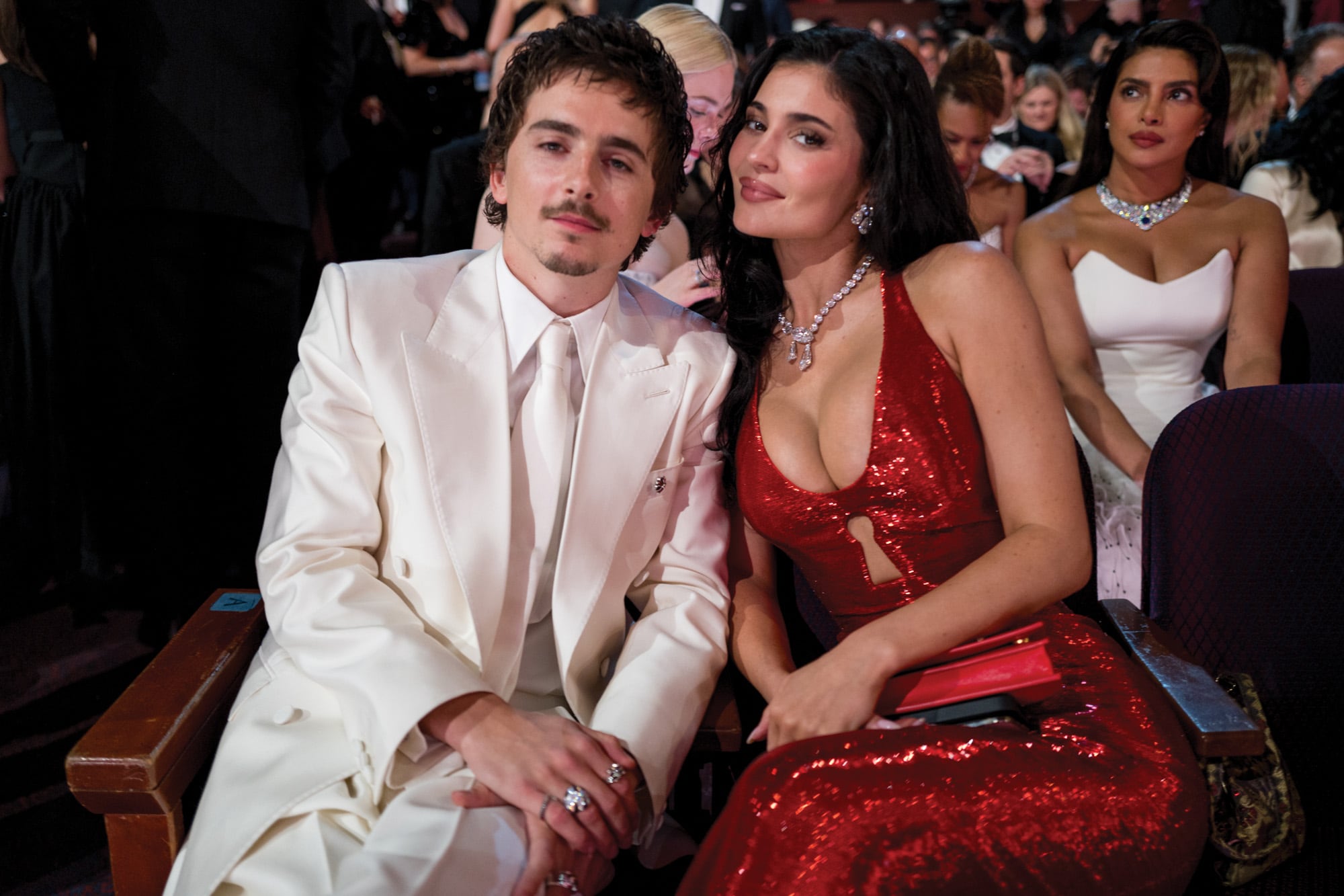 Timothée Chalamet rompió moldes con un traje blanco de Givenchy, mientras que su novia, Kylie Jenner, optó por un vestido rojo con escote halter pronunciado y apliques de cristales de Schiaparelli, mismo diseño que usó en tono nude en 2023, durante la Semana de la Moda de París