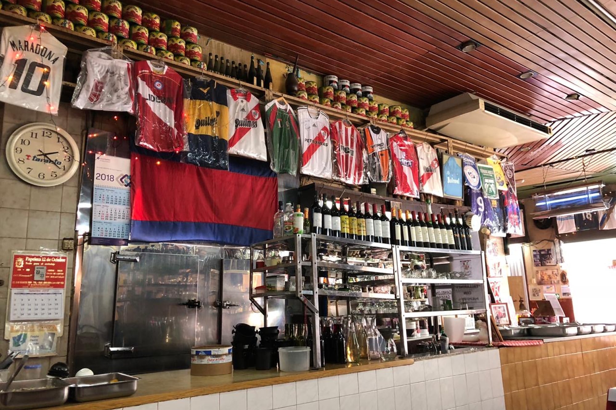 La barra de Chichilo con las camisetas de fútbol