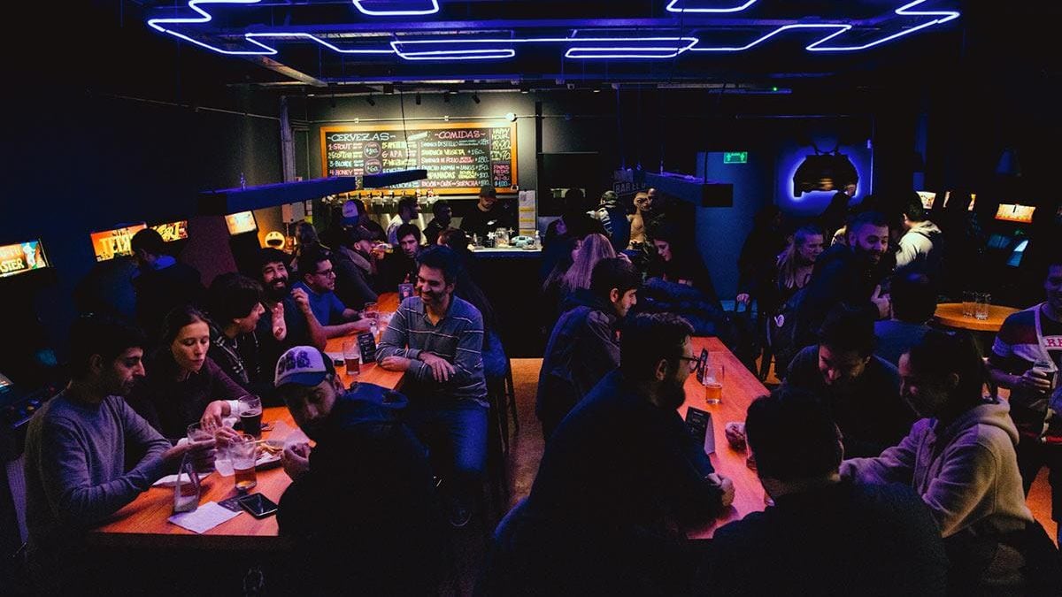 El Destello Bar es un popular espacio con gastronomía y arcades retro