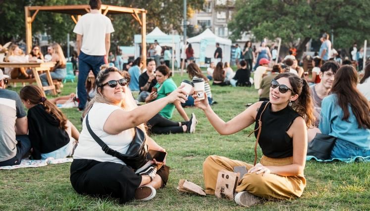 Además de cafés desde $4000 y opciones de pastelería desde $3500, habrá alternativas sin TACC, cine inmersivo, un living librería, juegos para chicos y adultos, lectura de la borra del café, retratos animados y una grilla musical que tendrá como uno de sus momentos centrales el show de Los Pericos