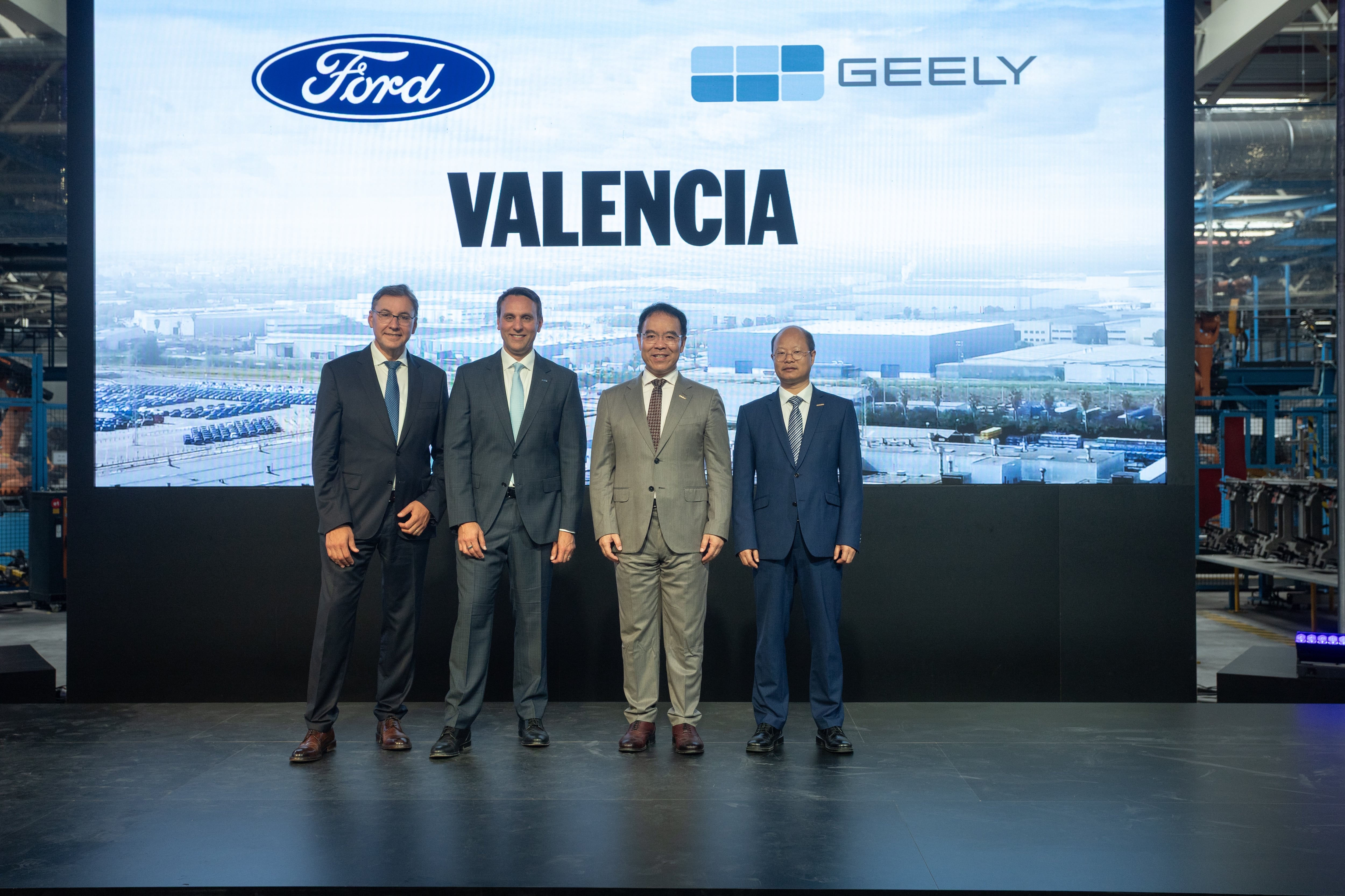 Los nuevos modelos de autos que promete Ford tras la alianza que realizó con un gigante chino 6 De izquierda a derecha: Daniel Ruiz, director de Manufactura de la planta de Valencia; Jim Baumbick, presidente de Ford en Europa; Victor Yang, vicepresidente sénior de Geely Holding Group; Alex Nan, vicepresidente de Geely Auto Group