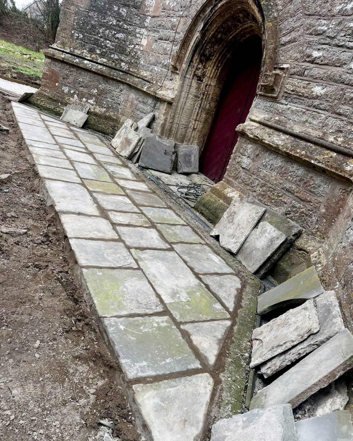 Parte del piso que se removió sirvió para construir la superficie del patio