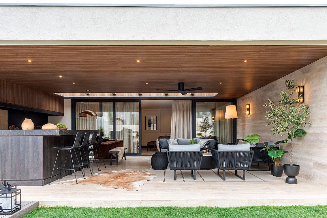 Un revestimiento de varillado de madera en el techo logra cierta continuidad visual y sensorial respecto al living.
