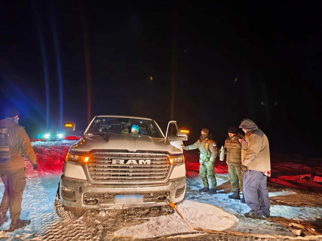 Personal del Grupo de Especialistas de Alta Montaña participó del operativo para liberar las camionetas que habían quedado atrapadas en medio de la nevada