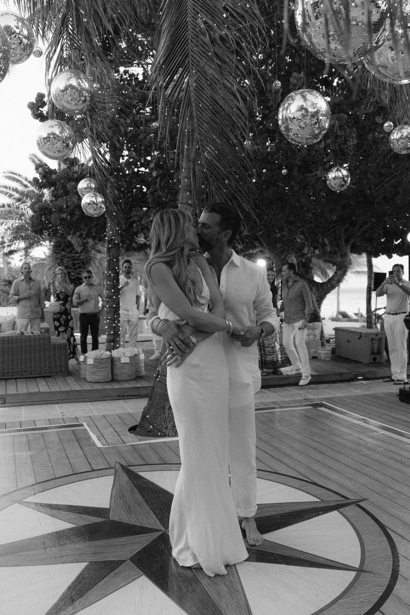 La pareja, muy enamorada, en la pista de baile