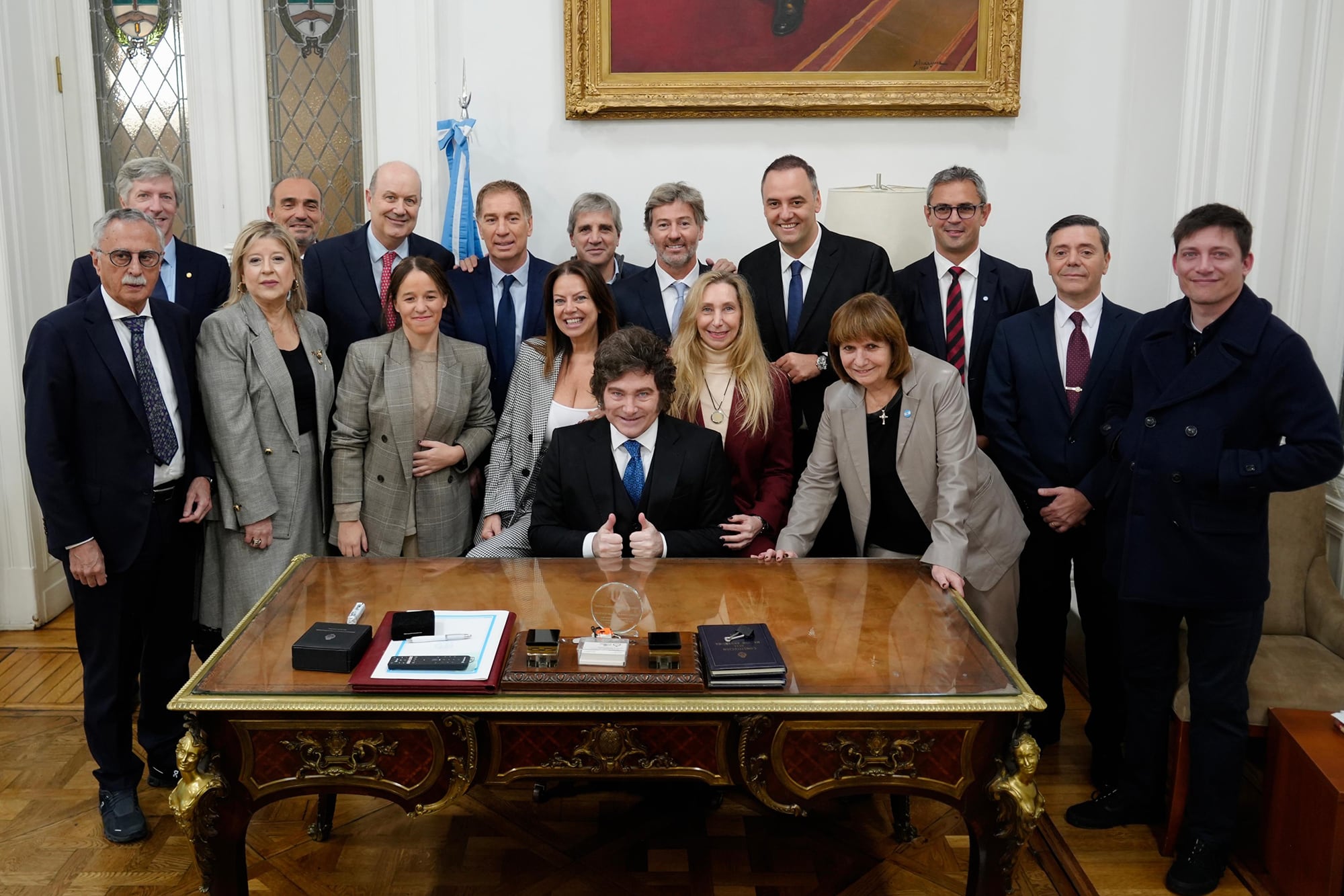 El presidente Javier Milei reunió al gabinete en pleno para apoyar a Adorni antes de ir al Congreso