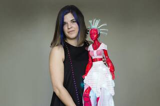 Es diseñadora y creó un proyecto de indumentaria orgánica e iluminación led