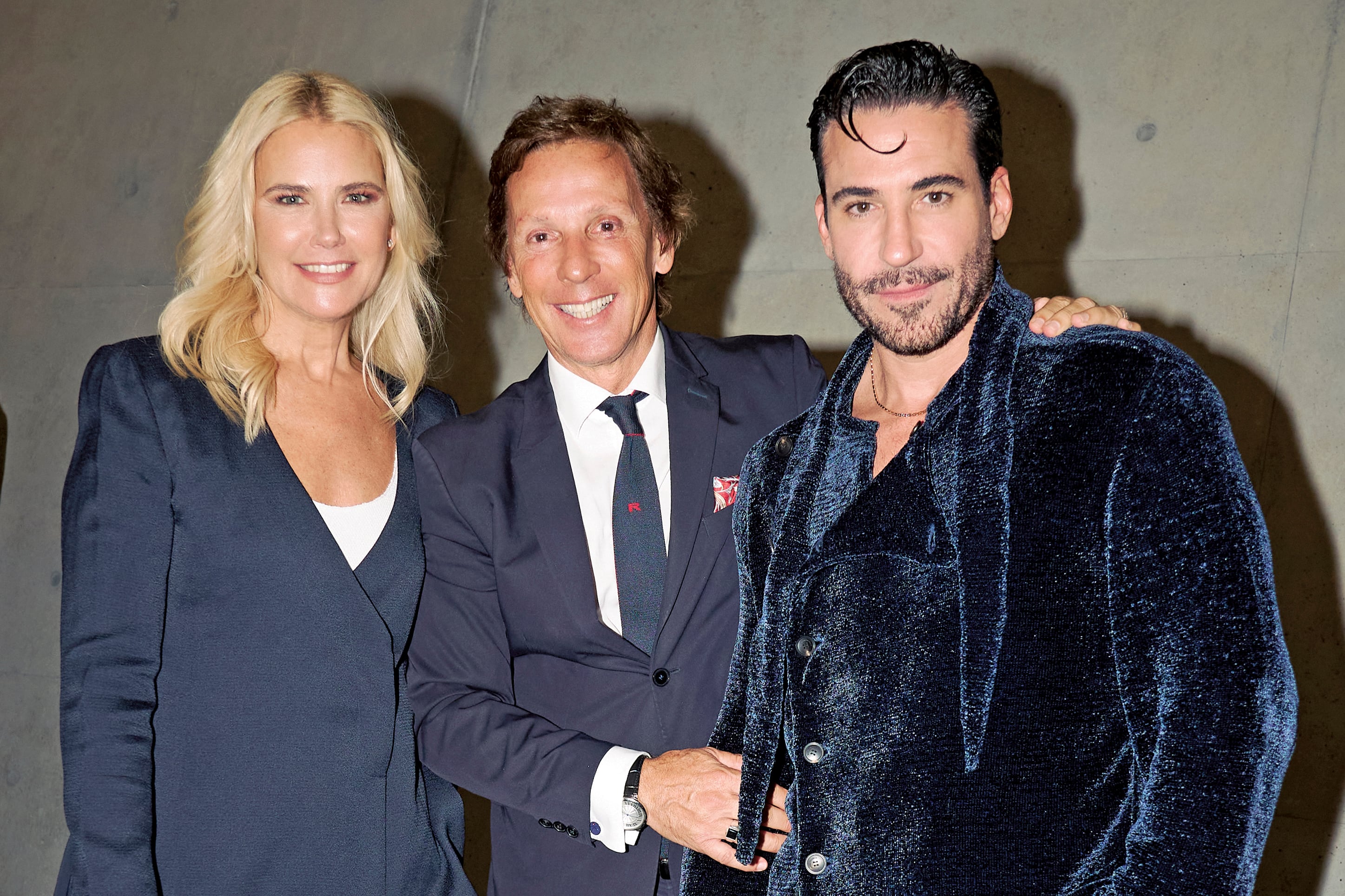 La top y Alejandro Gravier posaron en el backstage con el actor español Miguel Ángel Silvestre