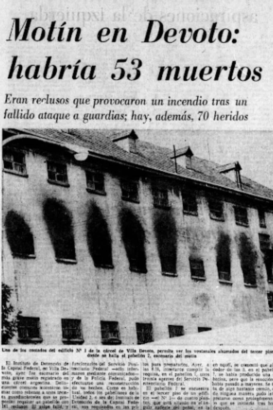 Militantes de la Juventud Peronista festejan la liberación de los presos que están dentro del camión