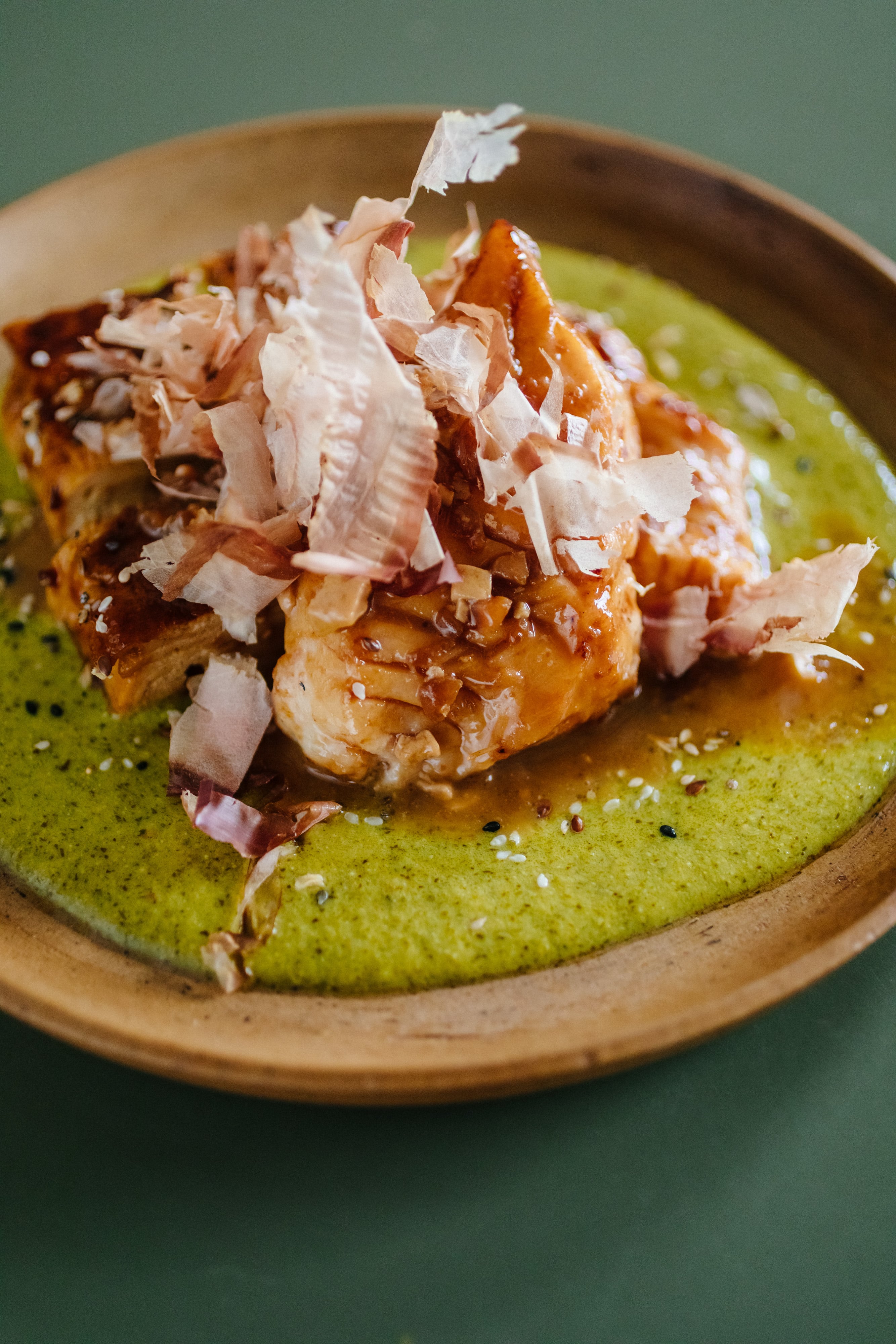 Salmón blanco con curry verde y tamago