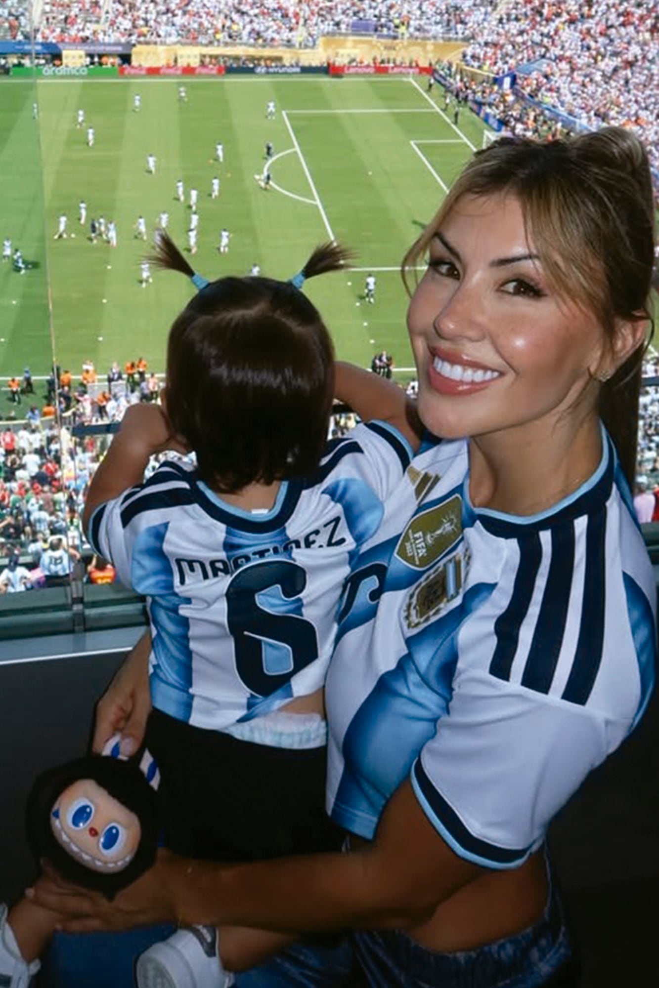 Muriel López Benítez, la mujer de Lisandro Martínez, estuvo en el estadio con la pequeña Aurora