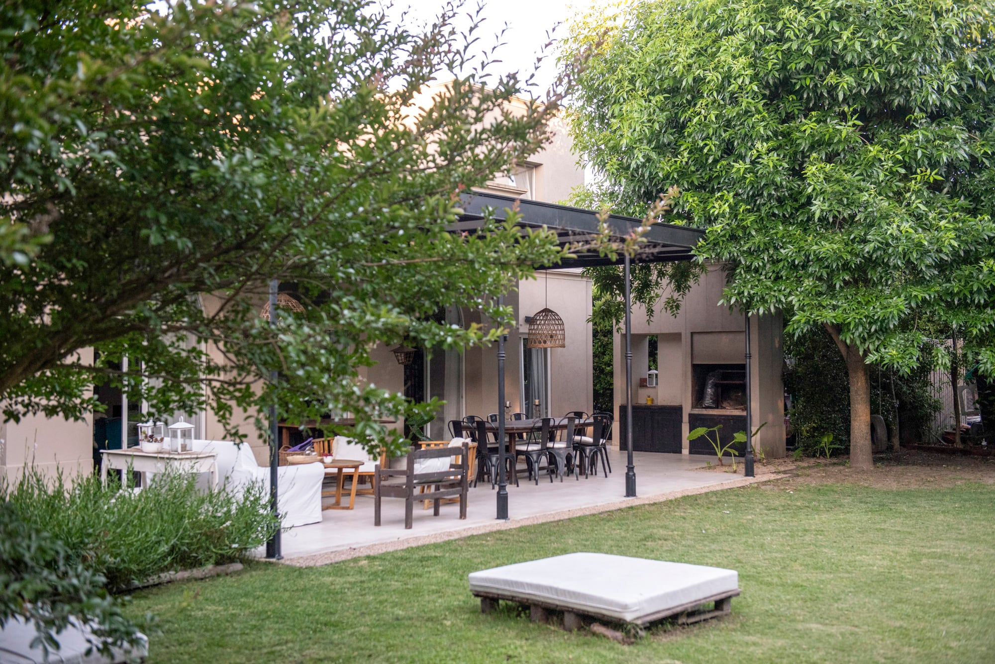 Vista desde el jardín a la galería de la casa