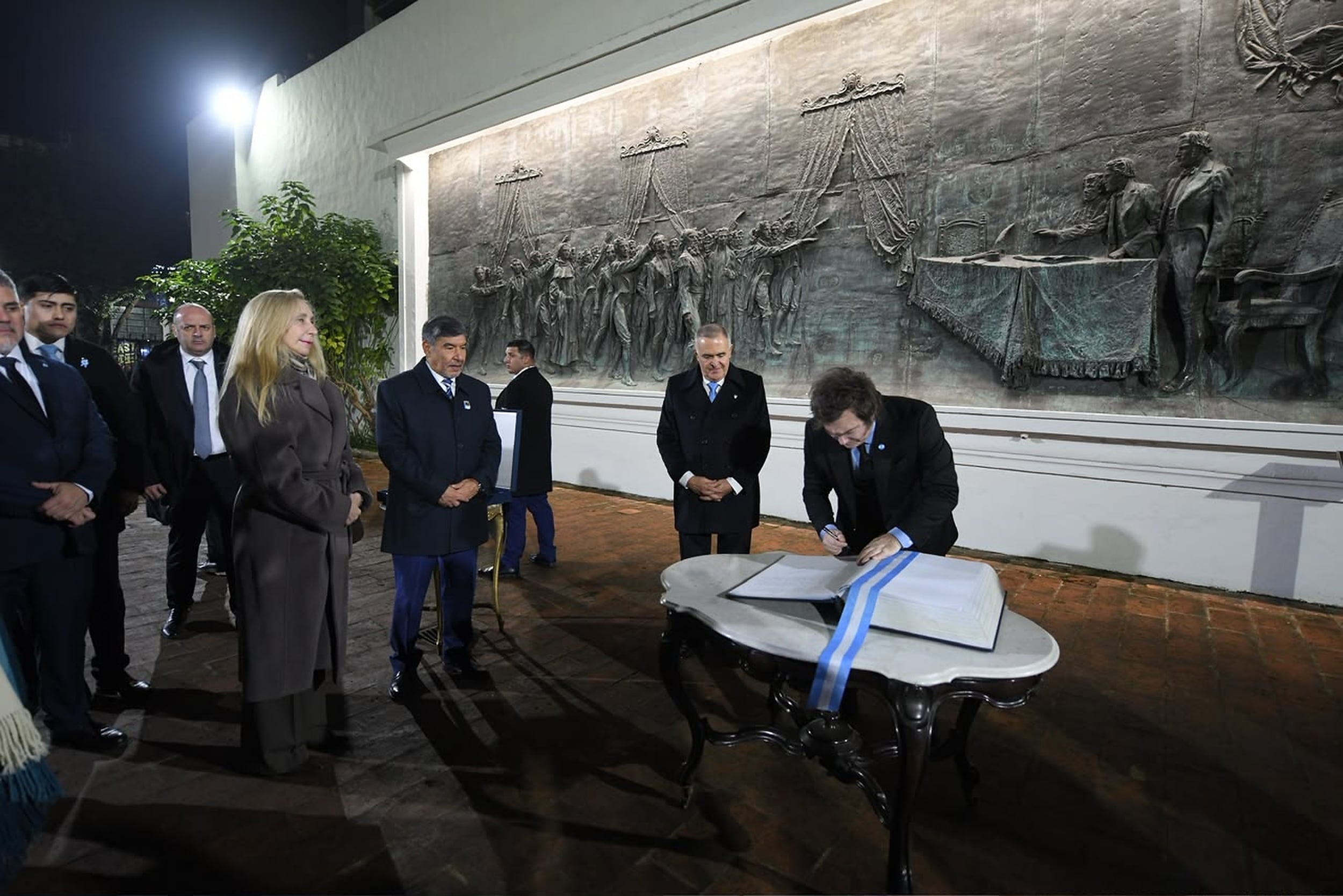 Javier Milei junto a Osvaldo Jaldo en la Casa de Tucumán