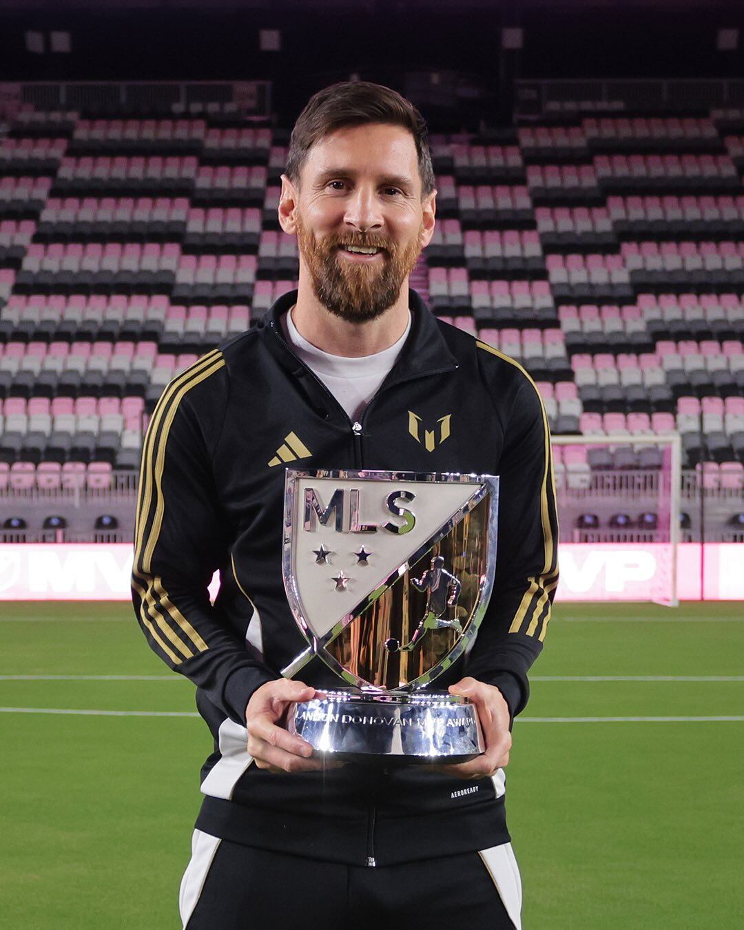 Lionel Messi con el premio tras ser elegido como el MVP de la Major League Soccer 2024