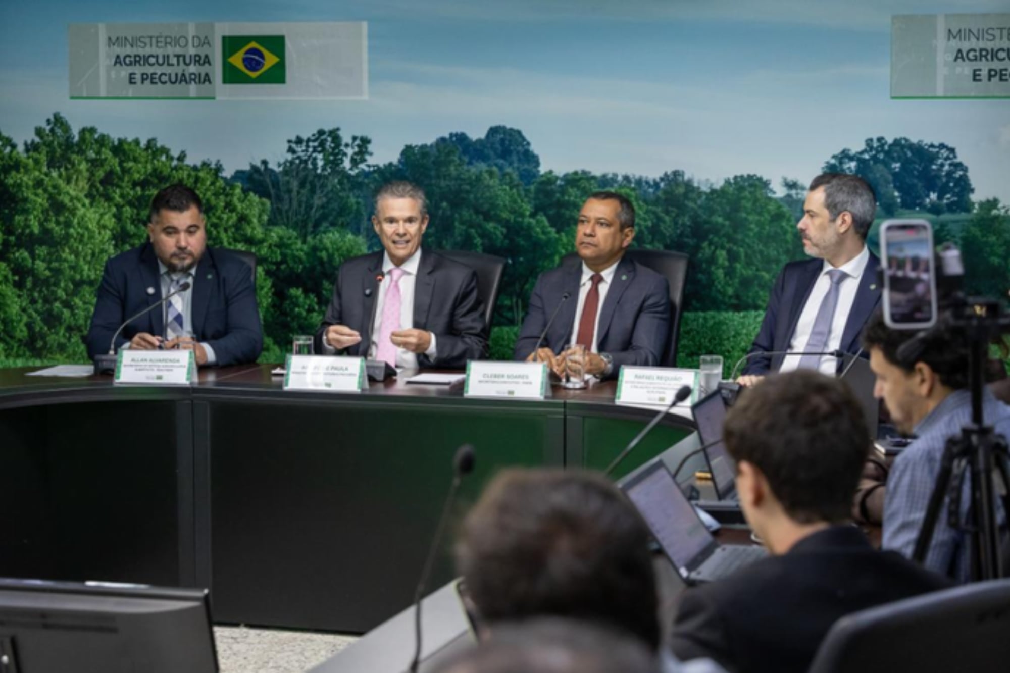 El ministro de Agricultura, André de Paula, brindó una conferencia de prensa