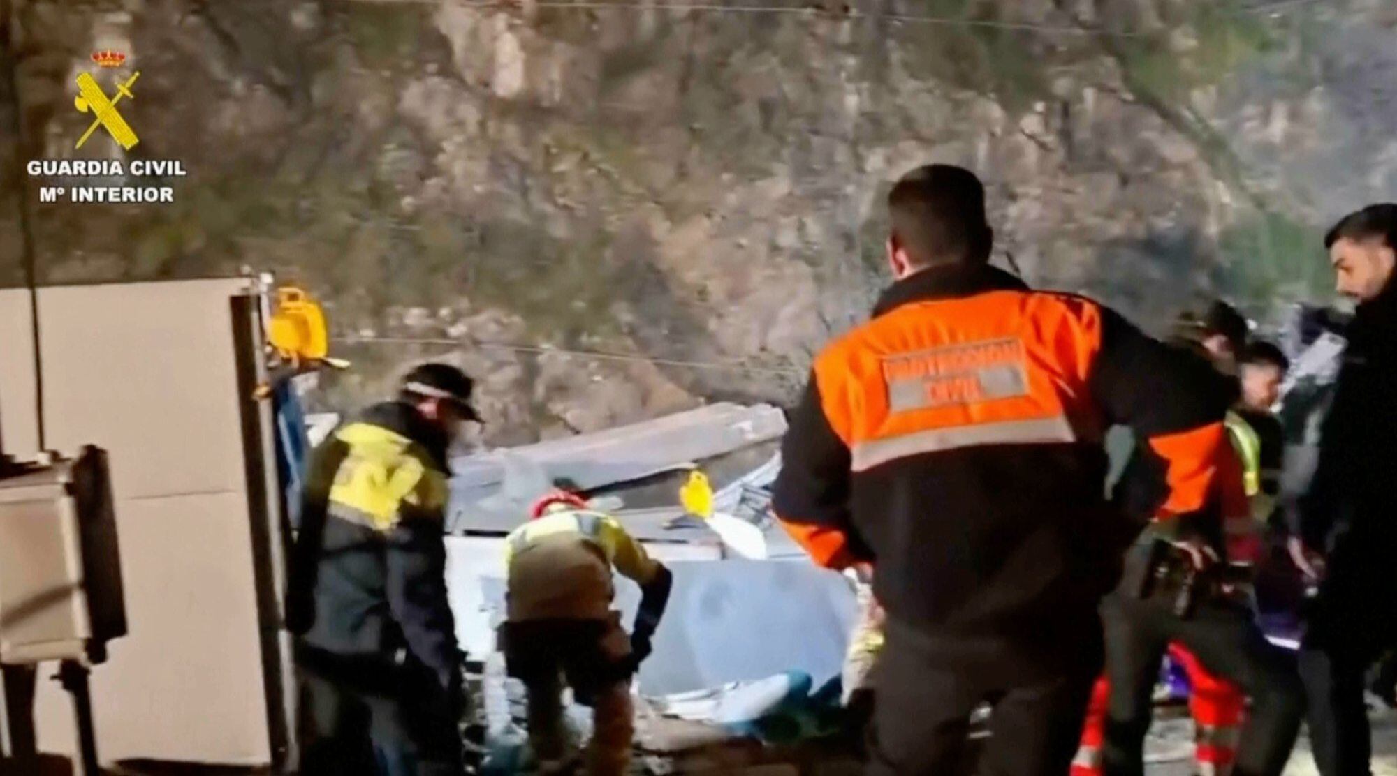 Los trabajadores de rescate trabajan intensamente en la escena después de una colisión de trenes de alta velocidad, en Adamuz, España, lunes, 19 de enero 2026