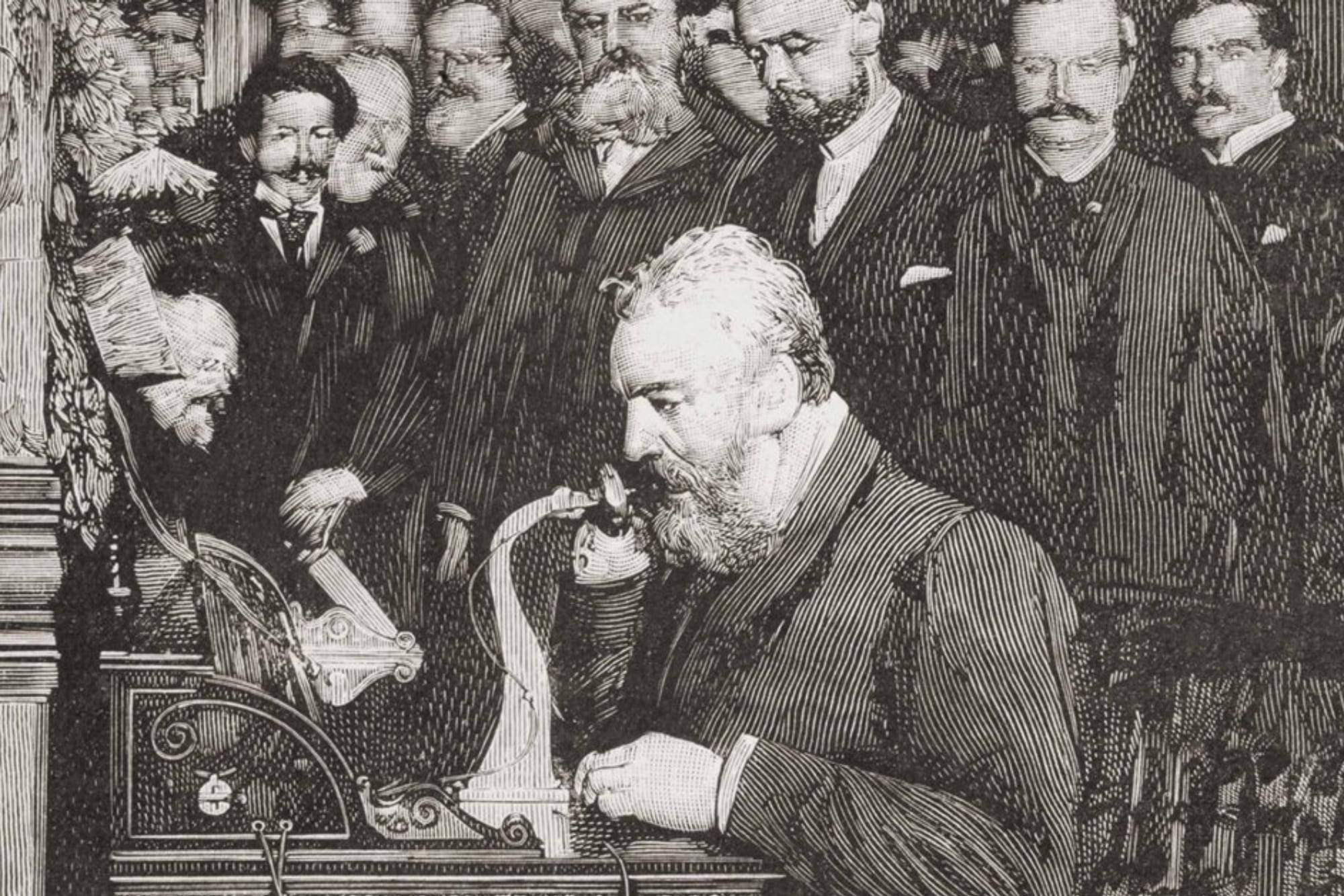 Alexander Graham Bell con una de las primeras versiones del teléfono
