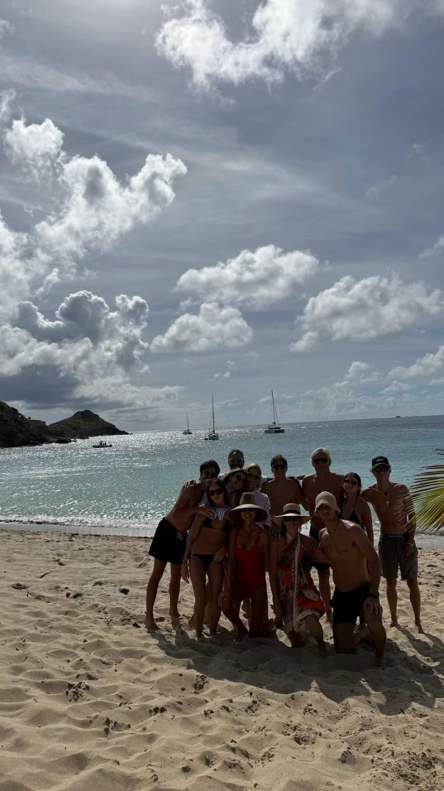 Juliana Awada decidió pasar su cumpleaños con un enorme grupo de amigos en la playa