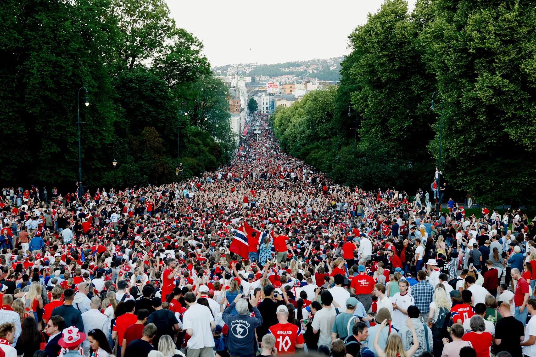 “Las calles están plenas de gente luego de los triunfos, en Oslo entre 100 mil y 120 mil personas festejando sin disturbios, ni un papel y botellas en las calles, sin tener los municipios necesidad de usar a sus empleados para limpiar la basura