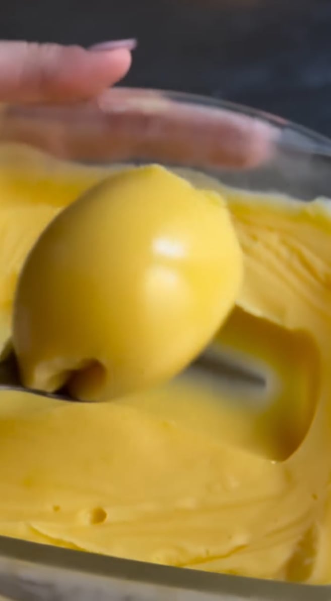 El curd de limón es una crema que sirve para rellenar postres y tortas