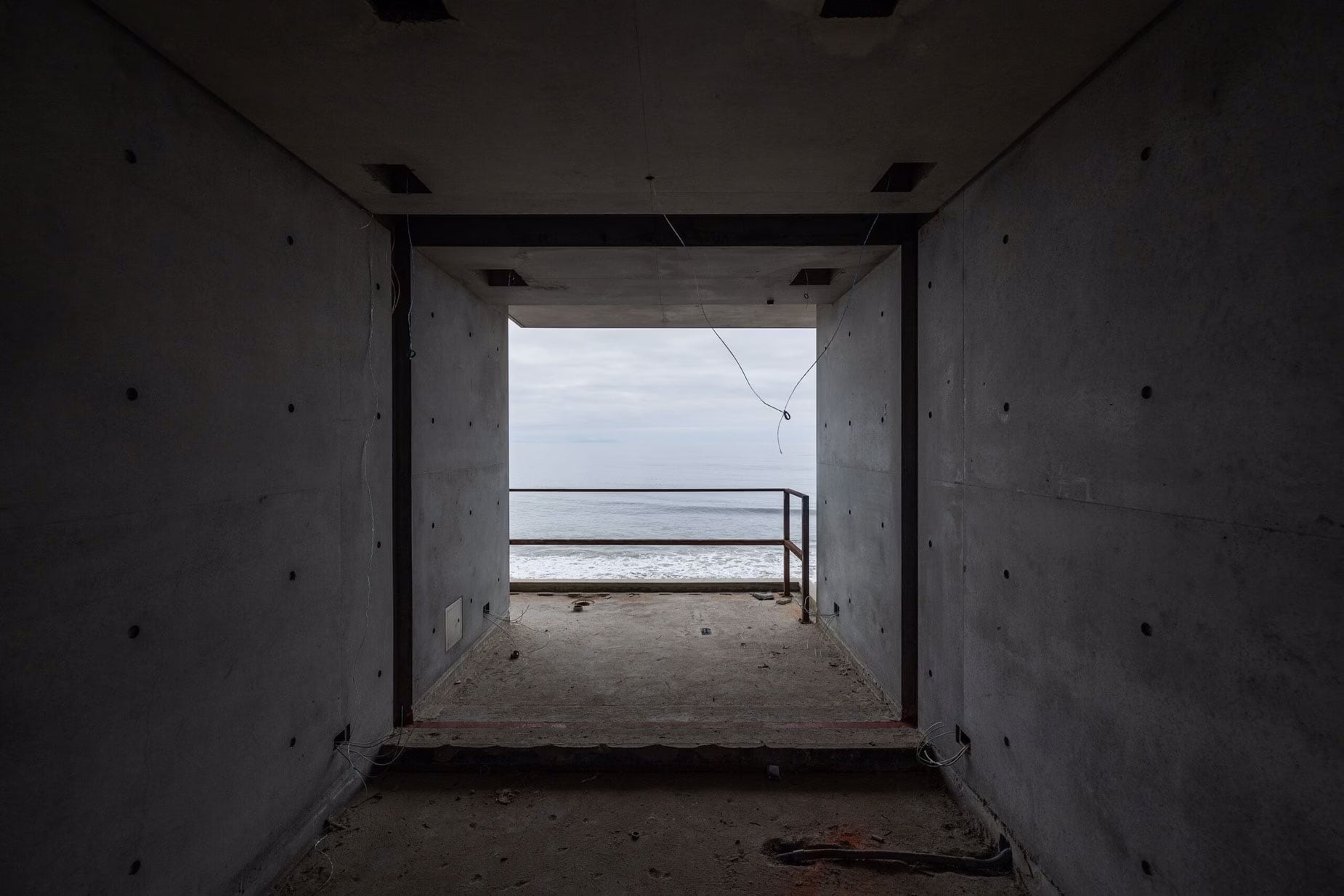 Las modificaciones que West exigió eran: quitar la instalación eléctrica, la plomería, las ventanas y los acabados interiores