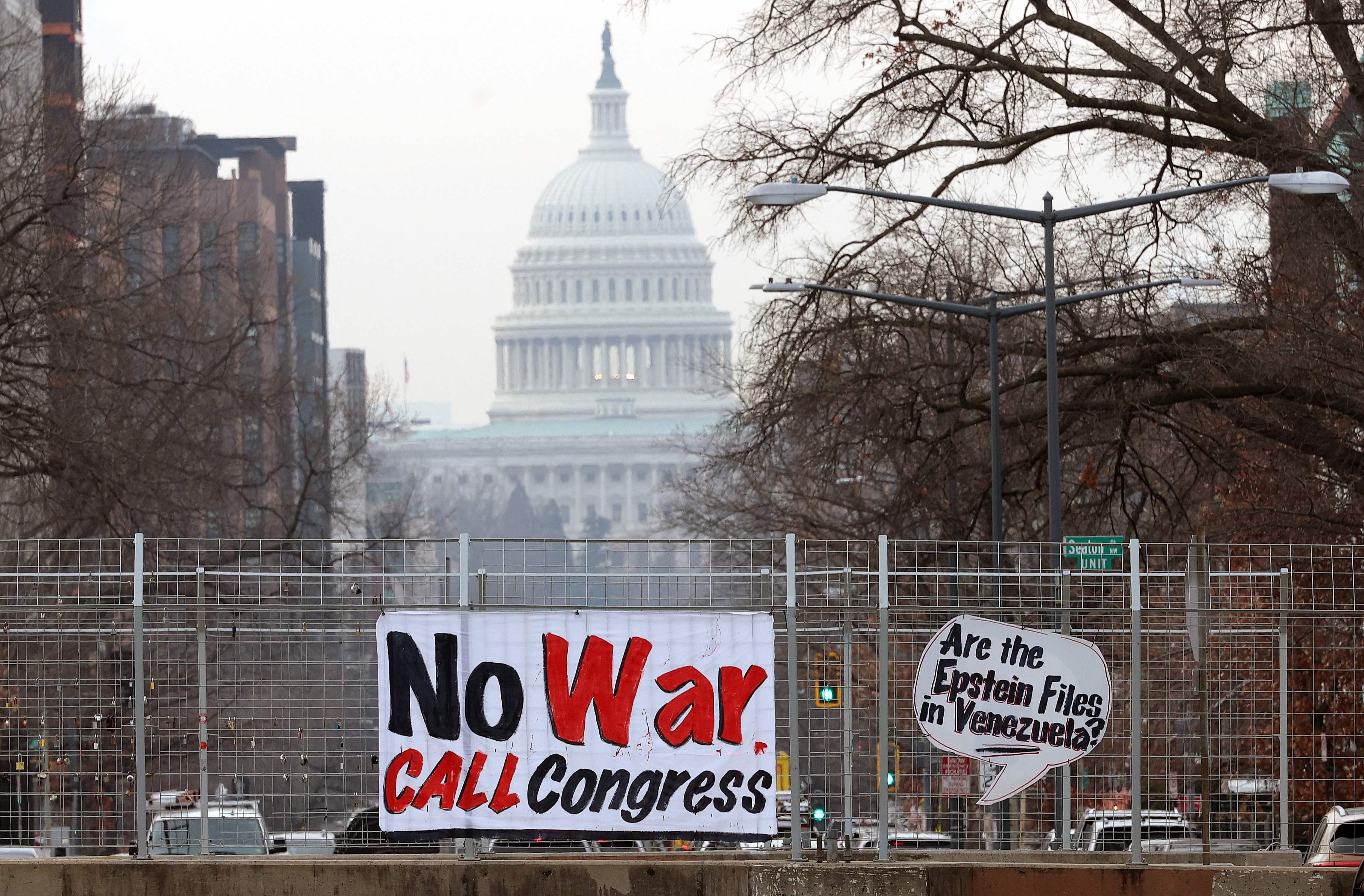 Un cartel colgado frente al Capitolio, en Washington, en rechazo a la intervención militar en Venezuela.
