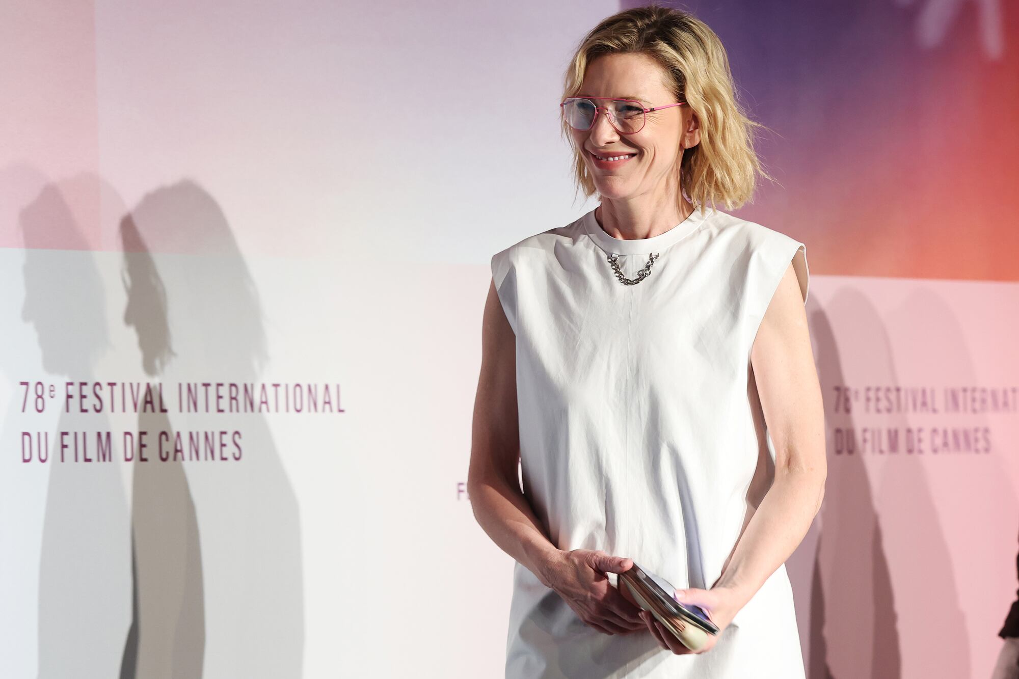 Acorde al contexto de su presentación y lejos de los looks a los que tiene habituado a su público, Blanchett optó por un diseño simple y sustentable que acompañó con unos lentes de marco color rosa y una gran sonrisa