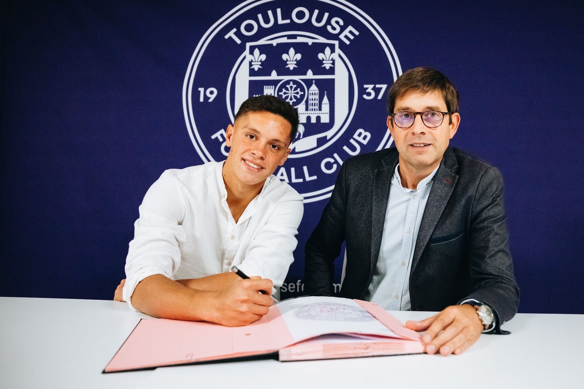 Santiago Hidalgo firmó su contrato con Toulouse FC por cuatro temporadas