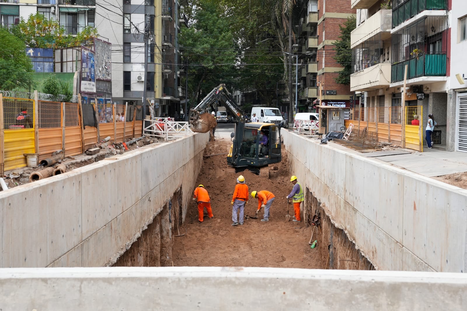El paso bajo a nivel cruza la línea Sarmiento de trenes (Foto: GCBA)