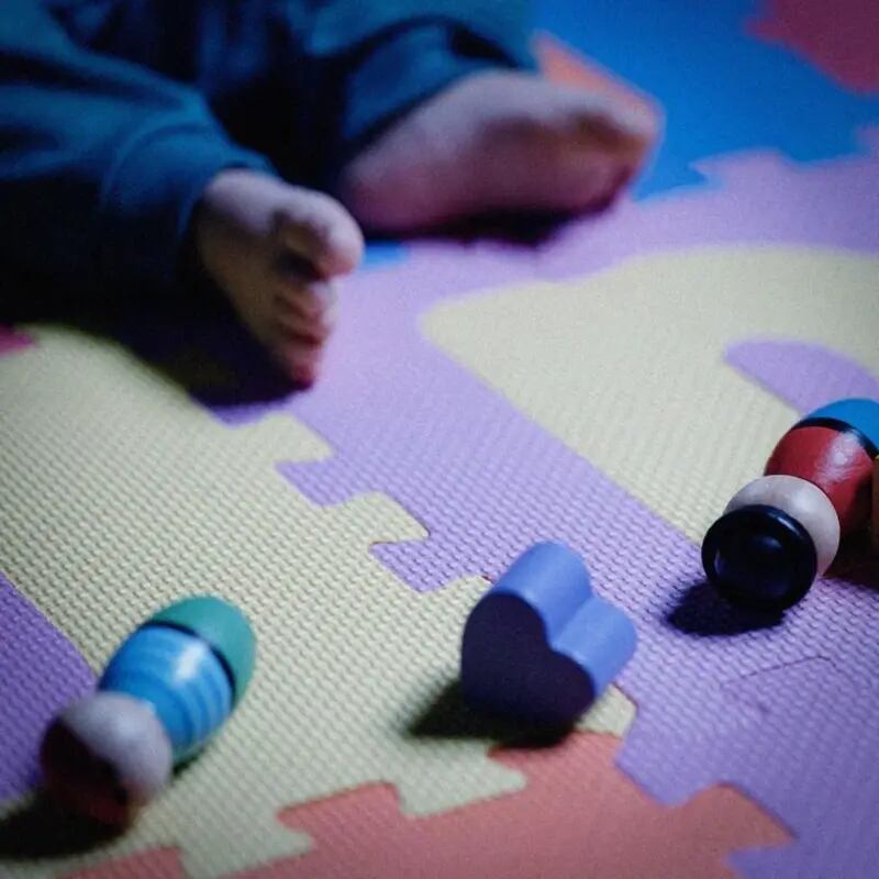 La psicoterapeuta Margaret O'Connor explica que es completamente normal que los padres sientan arrepentimiento, dada la magnitud y la exigencia de este rol