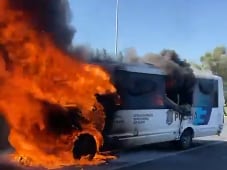 Se incendió un micro de la Policía Bonaerense en la autopista Dellepiane
