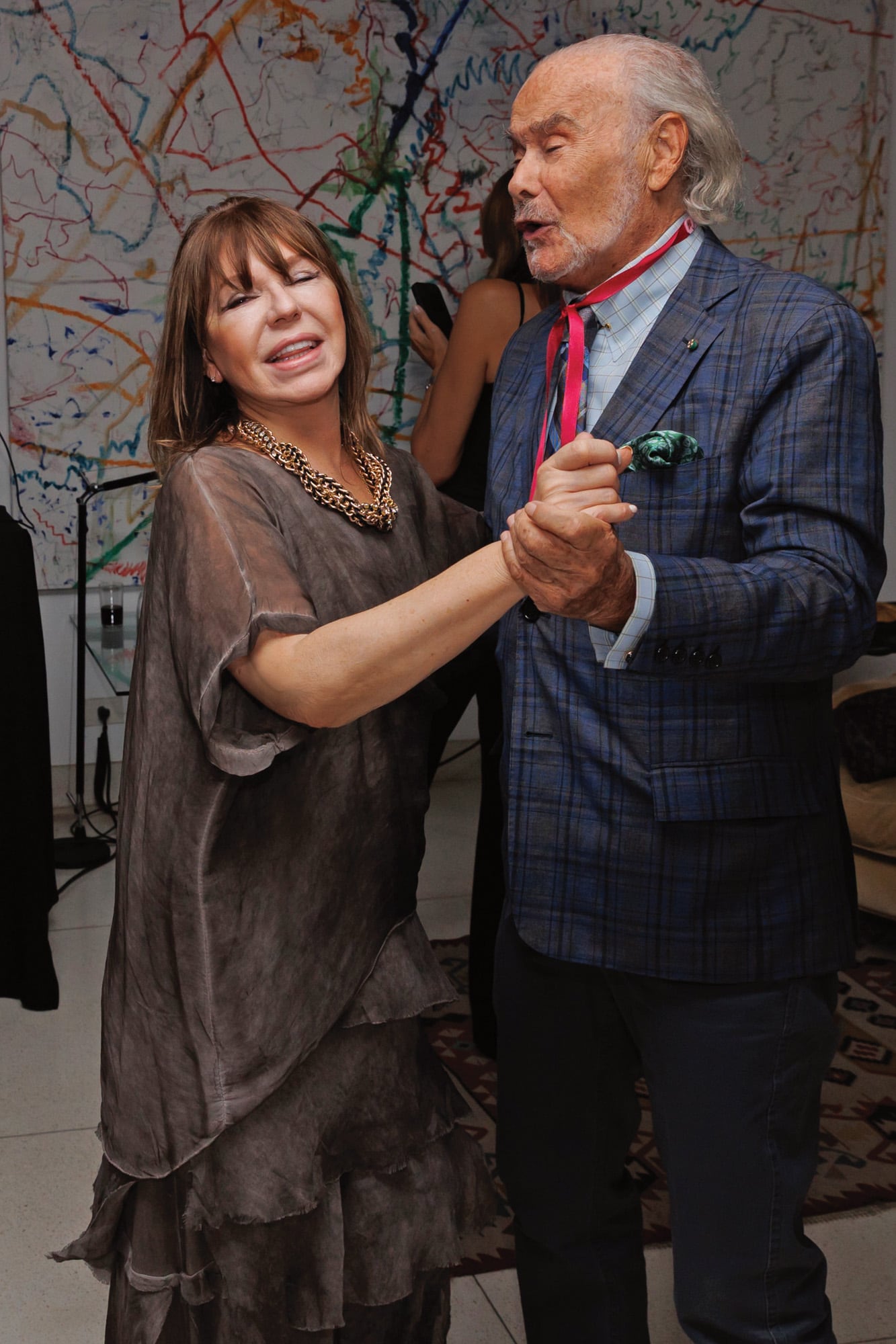 Gino Bogani, el único hombre de la fiesta, sacó a bailar a Diana Chugri