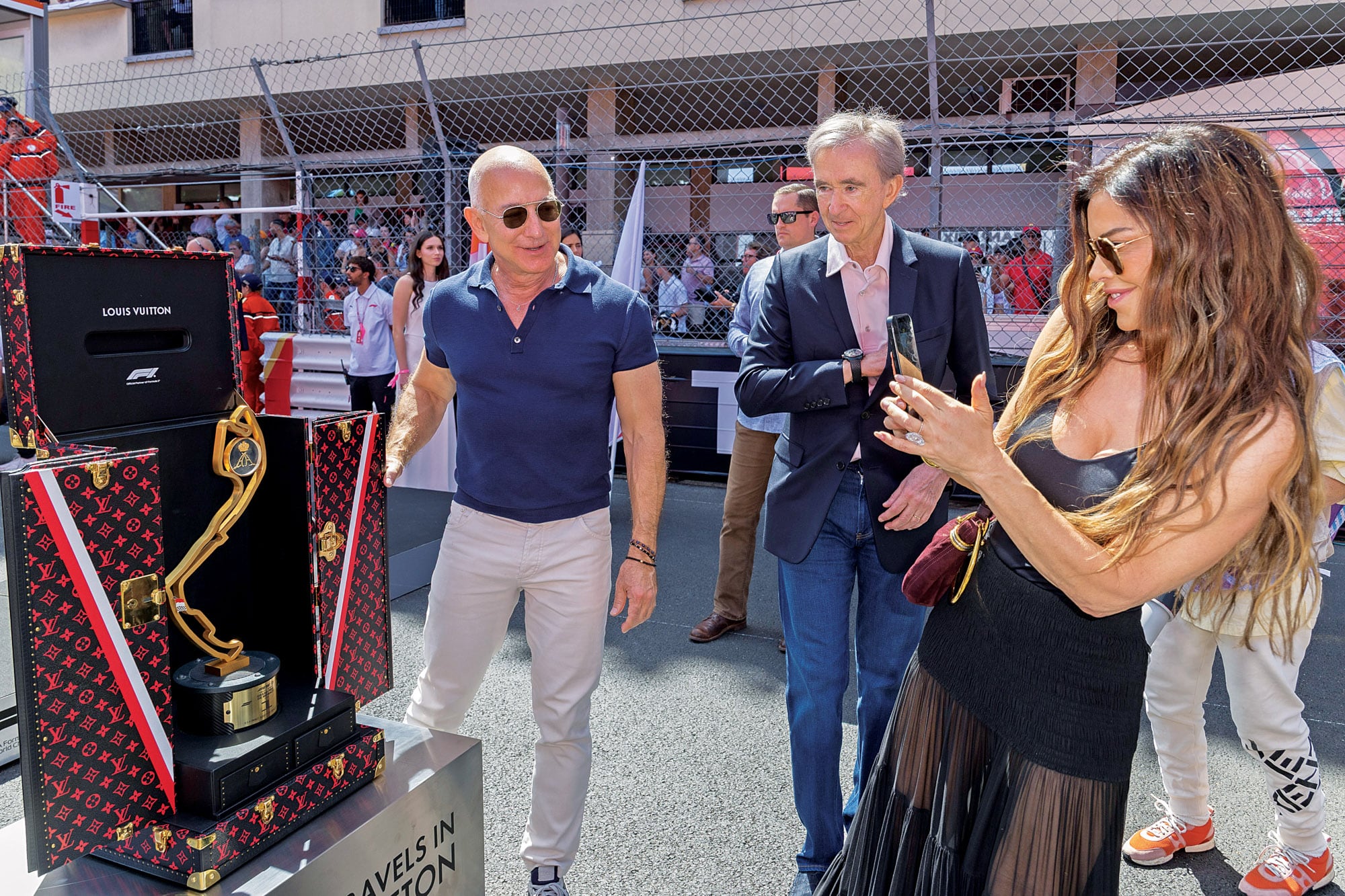 Lauren Sanchez le saca foto de recuerdo a su prometido Jeff Bezos con el trofeo ante un testigo privilegiado: Bernard Arnault, CEO de LVMH, el grupo que es dueño de TAG Heuer (el main sponsor del Grand Prix de Mónaco) y de Vuitton, patrocinador de F1, entre otras marcas de lujo.