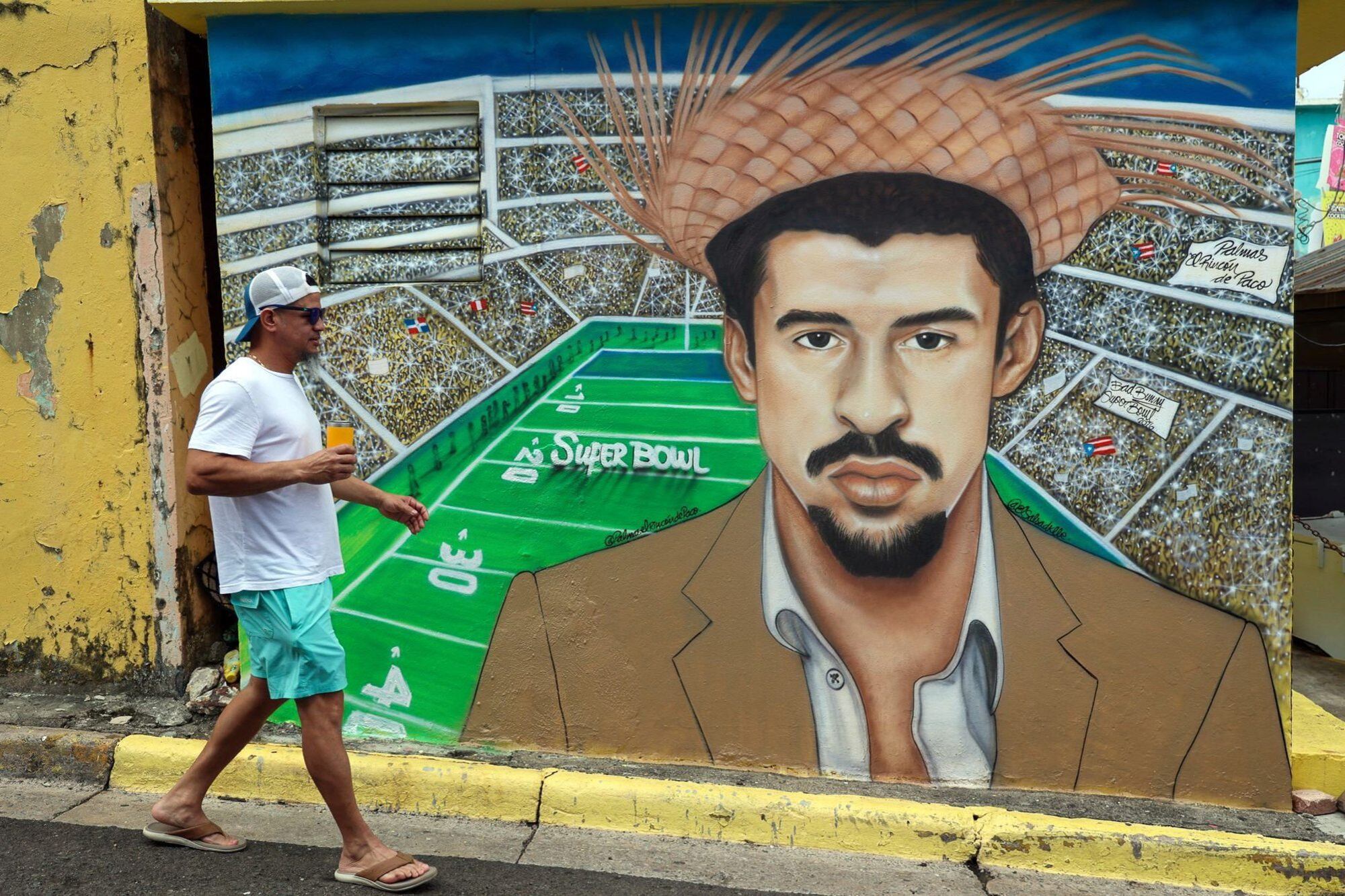 Un hombre pasa junto a un mural que representa al artista puertorriqueño Bad Bunny, pintado por los artistas locales Antonio Rodríguez y Alexis Villanueva, en el barrio La Perla de San Juan, Puerto Rico, antes del espectáculo de medio tiempo del Super Bowl, el 8 de febrero de 2026