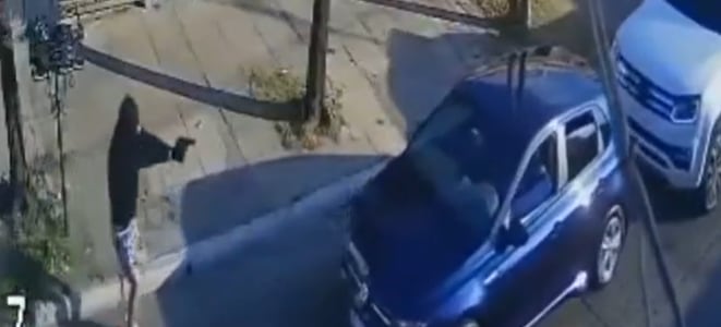 “Le apuntaron a la cara”: una banda de delincuentes emboscó a una familia para robarle el auto a plena luz