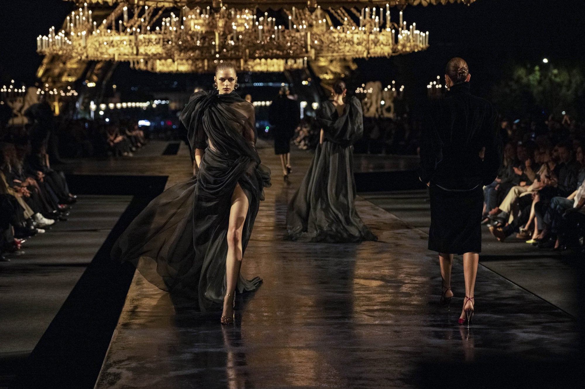 Vaccarello apostó a un costado dramático en el desfile de Saint Laurent