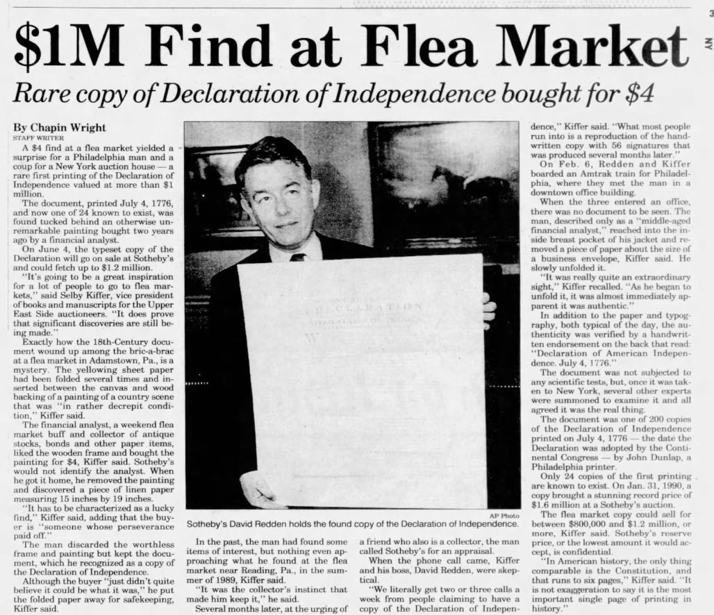 Un recorte periodístico de 1991 informó el hallazgo de una rara copia impresa de la Declaración de Independencia, comprada por cuatro dólares en un mercado de pulgas de Pensilvania. En la imagen, David Redden, de Sotheby’s, sostiene el documento antes de su subasta