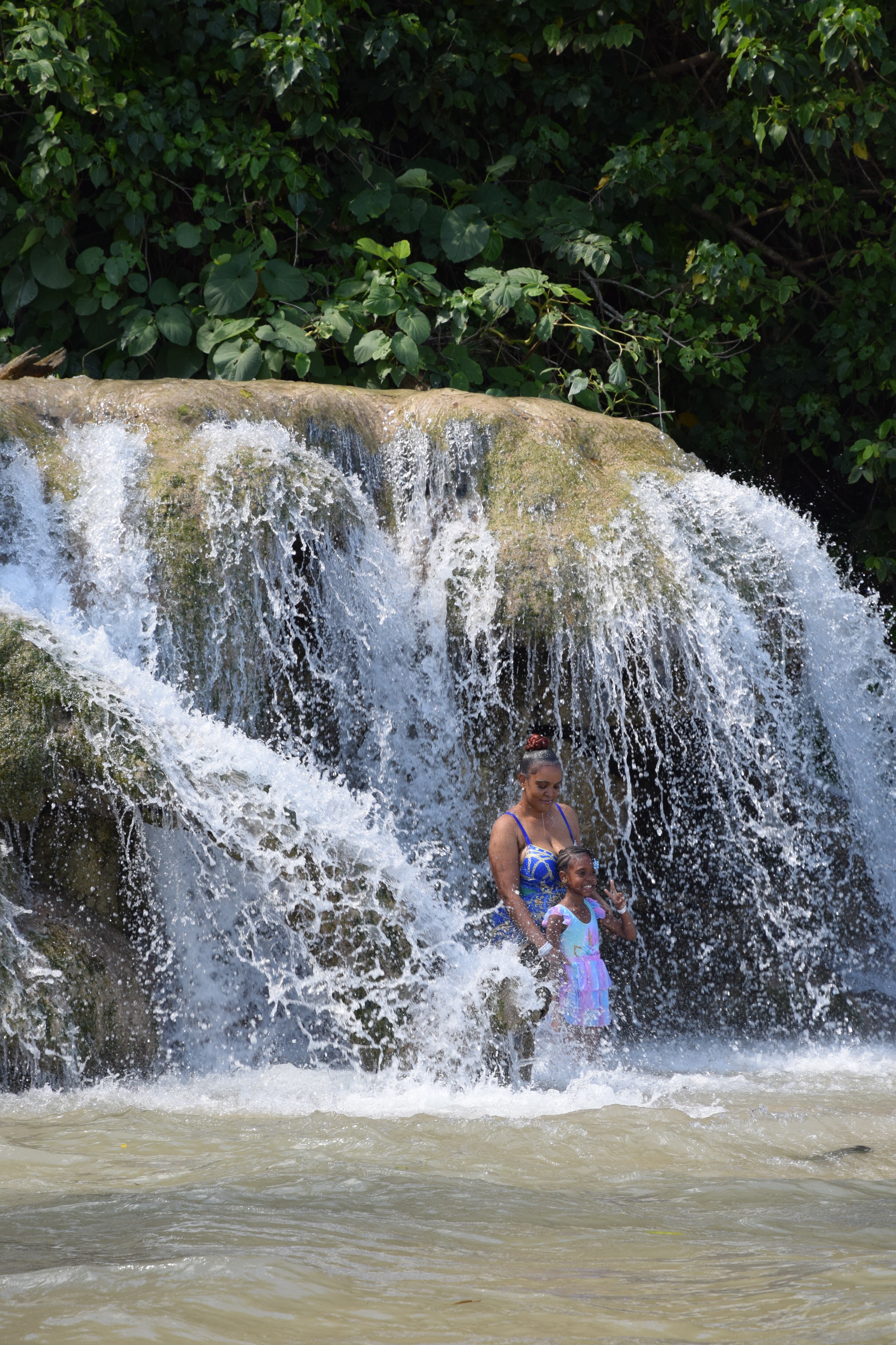 La atracción más visitada de Ocho Ríos: Dunn’s River Falls, unas cascadas de terrazas naturales que desembocan directamente en el mar caribe
