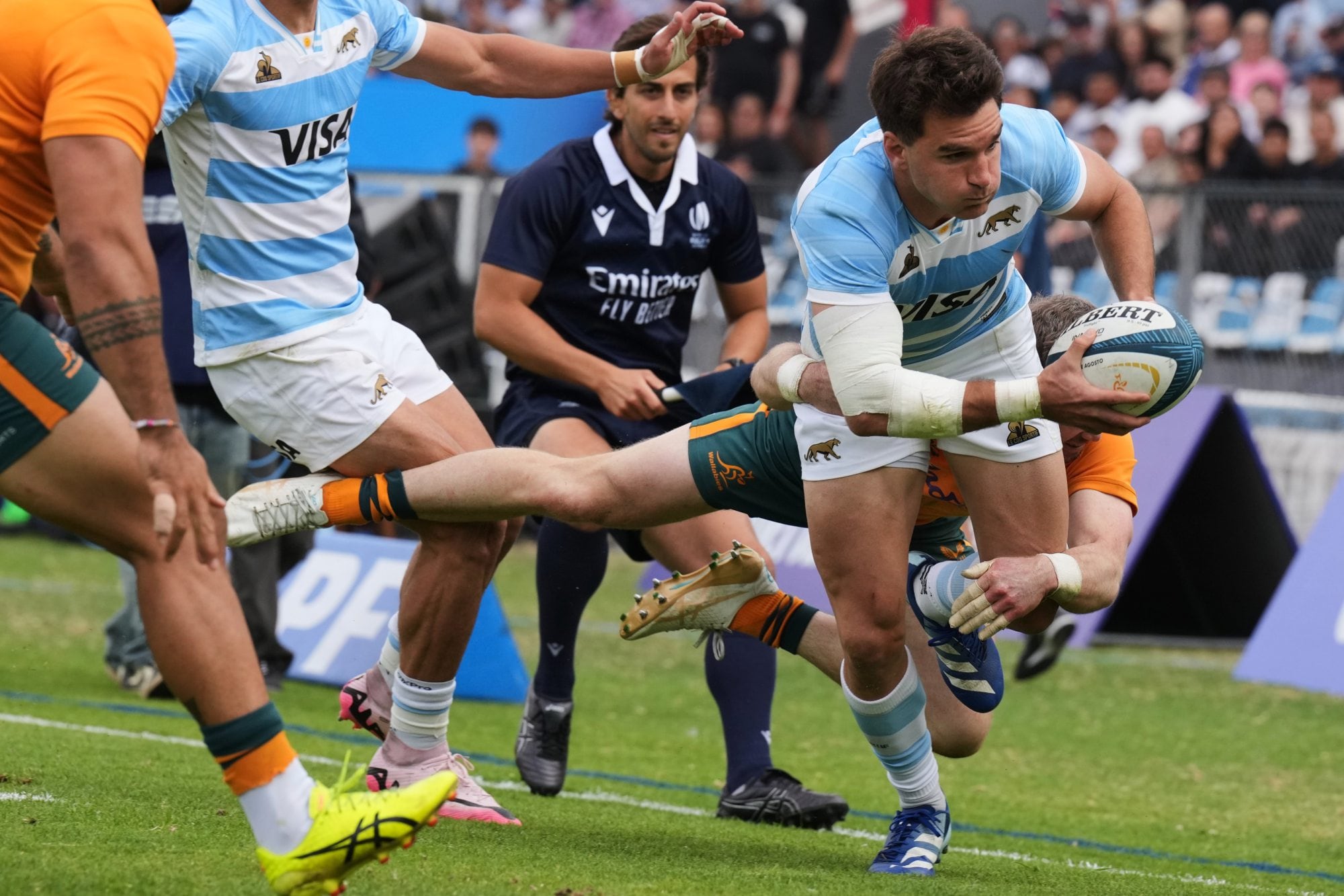 Prisciantelli intenta escaparse por una de las puntas; el fullback marcó un try y desperdició un par de chances más