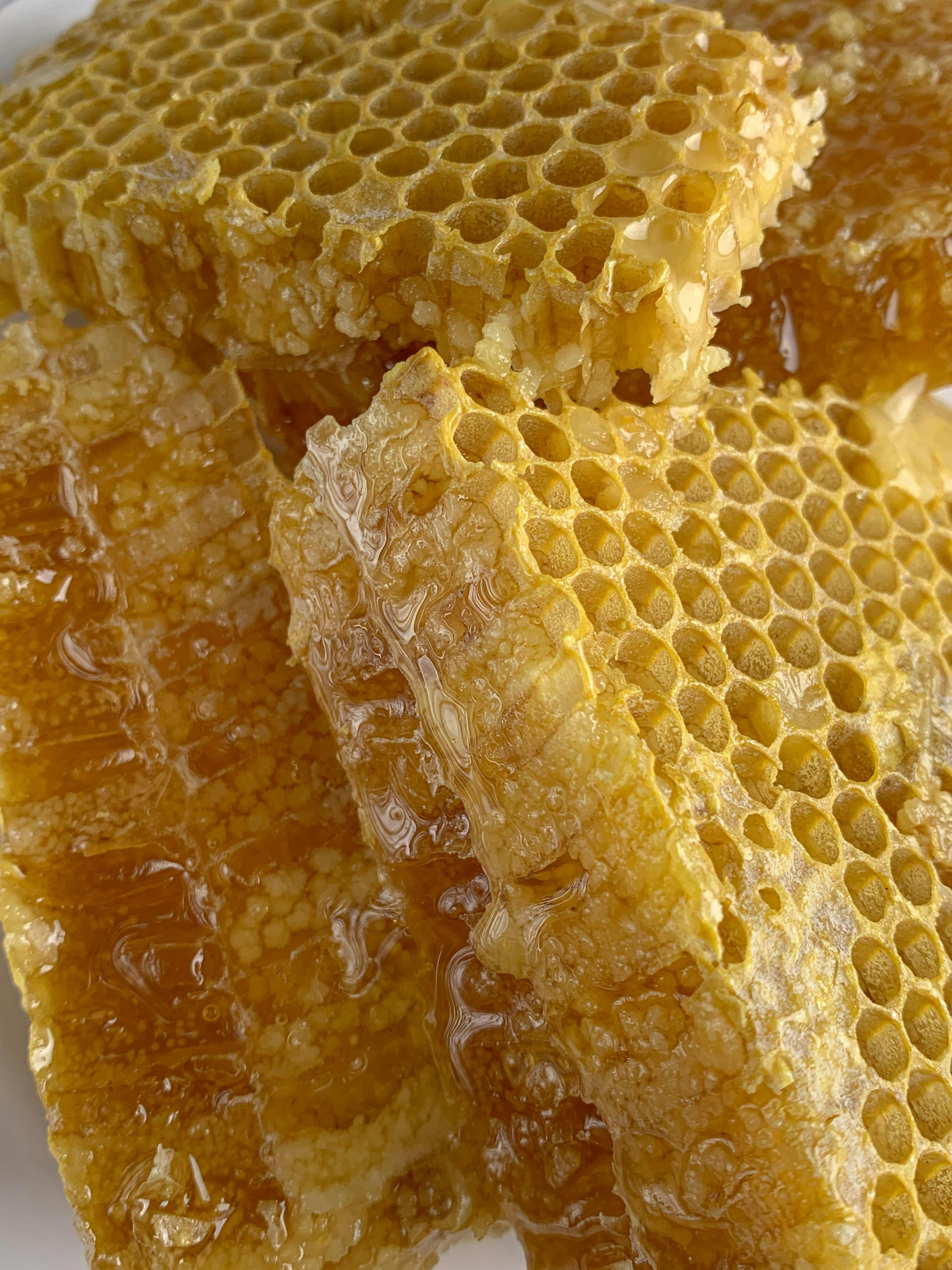 La clave de la longevidad de este alimento radica en el meticuloso proceso de producción que realizan las abejas