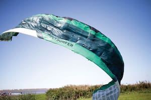 Los amantes del windsurf, el canotaje y el flamante windfoil