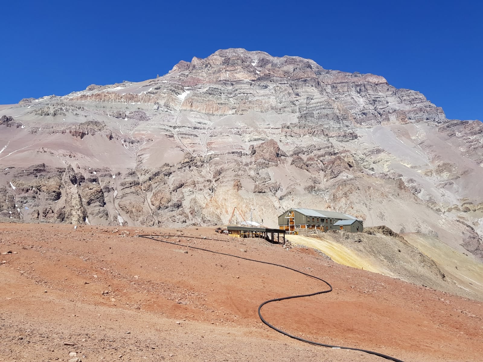 El hotel está ubicado a 4370 metros sobre el nivel del mar