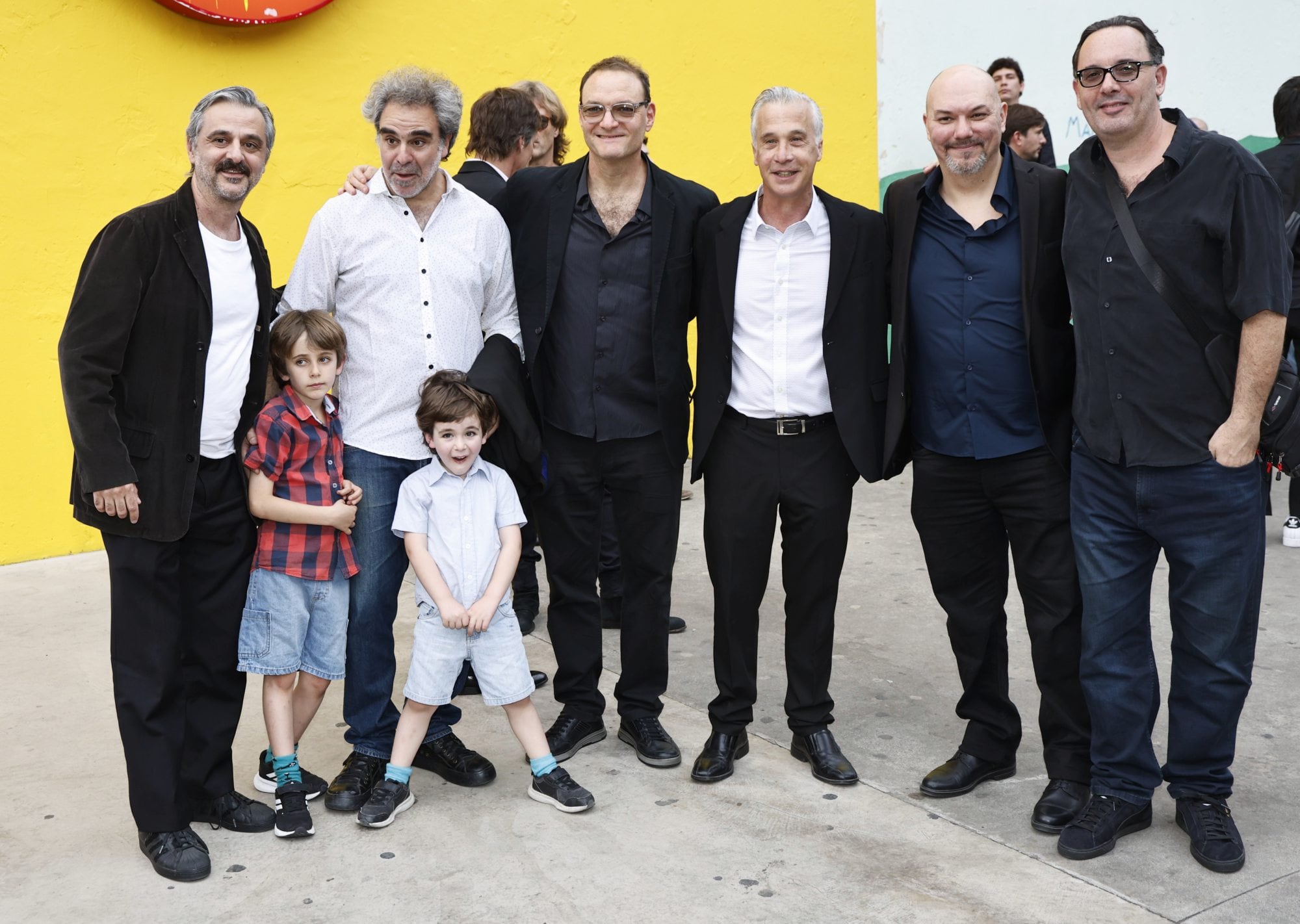 Integrantes del grupo Escalandrum y el violinista Pablo Agri, antes de recibir los premios Konex de Platino