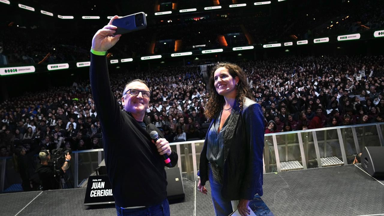 Más de 12.000 jóvenes colmaron el Movistar Arena para escuchar a emprendedores y a María Becerra