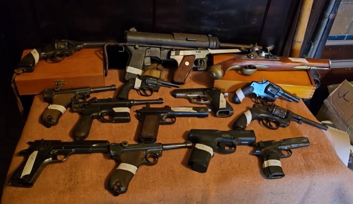 Fueron incautadas catorce armas de puño, entre pistolas y revólveres de distintos calibres y modelos