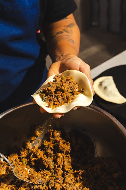 De la alta cocina a tu mesa: los secretos del chef Pedro Bargero para lograr empanadas perfectas de carne, pollo y jamón y queso