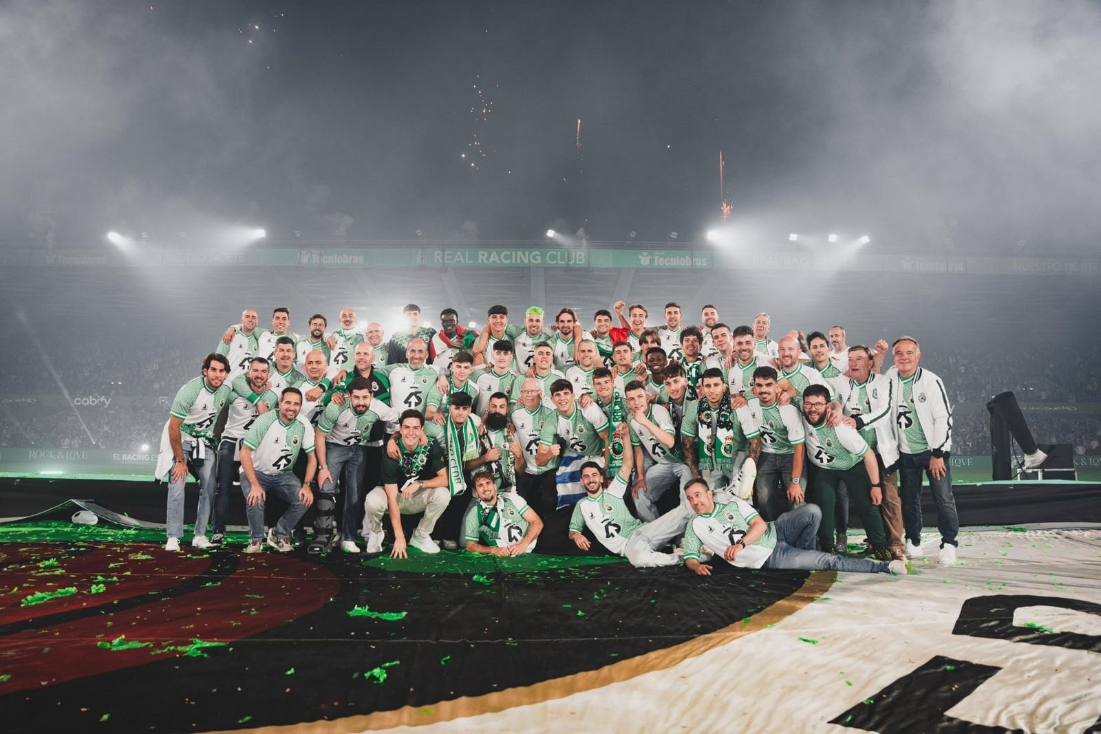 Festeja Racing de Santander el ascenso, en su estadio, El Sardinero; Sebastián Ceria (cerca del centro, hacia la izquierda) tiene como prioridad ampliar cuanto antes la capacidad del escenario, a 30.000 espectadores.